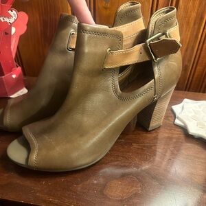 Elegant Tan Peep-Toe Ankle Boots